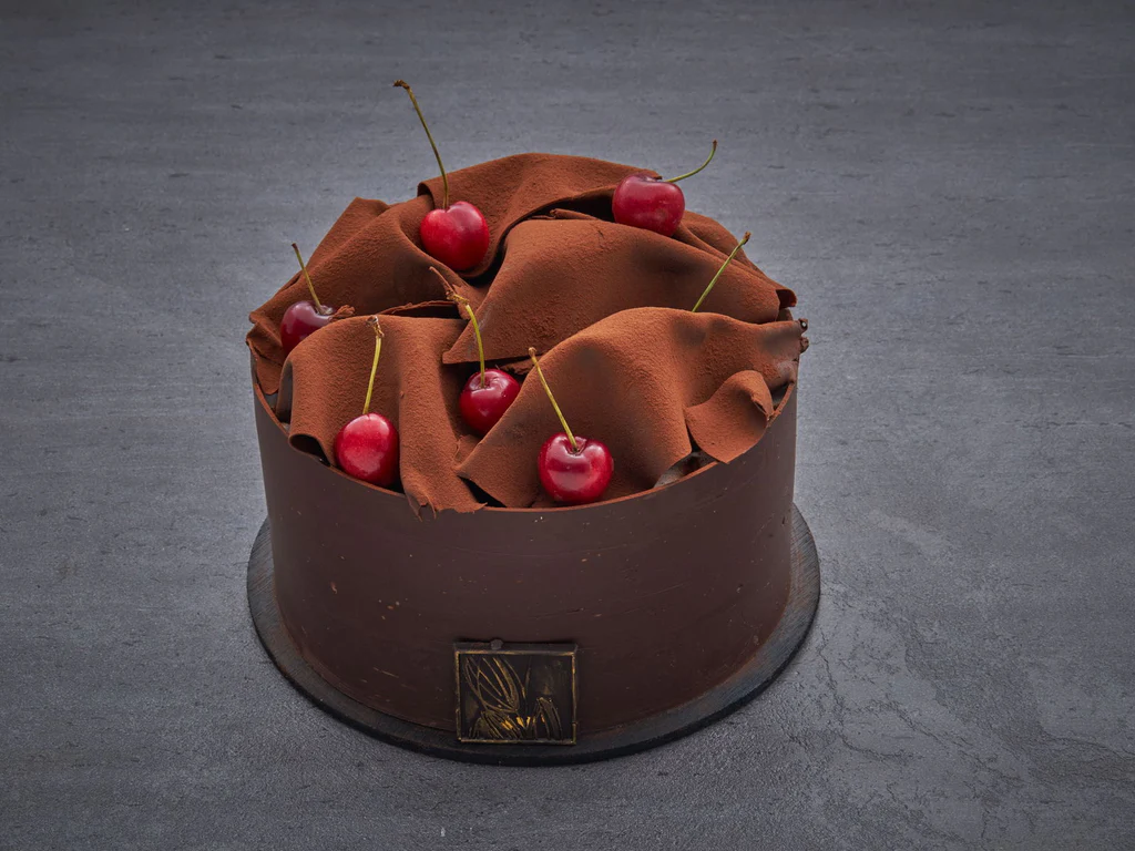 267be662f4a1c926219bf2c63ebda1a2.webp Smoor Chocolates - CAKES - BLACK FOREST HALF KG - MRP 1273 - Image 1