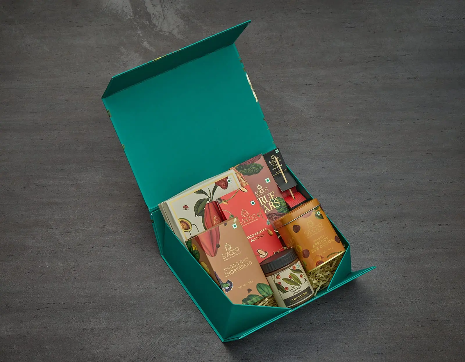 7a3ec11742641a07200707d0f73e7b1d.webp Smoor Chocolates - GIFT HAMPERS - ARTISTRY SMALL - MRP 1320 - Image 1