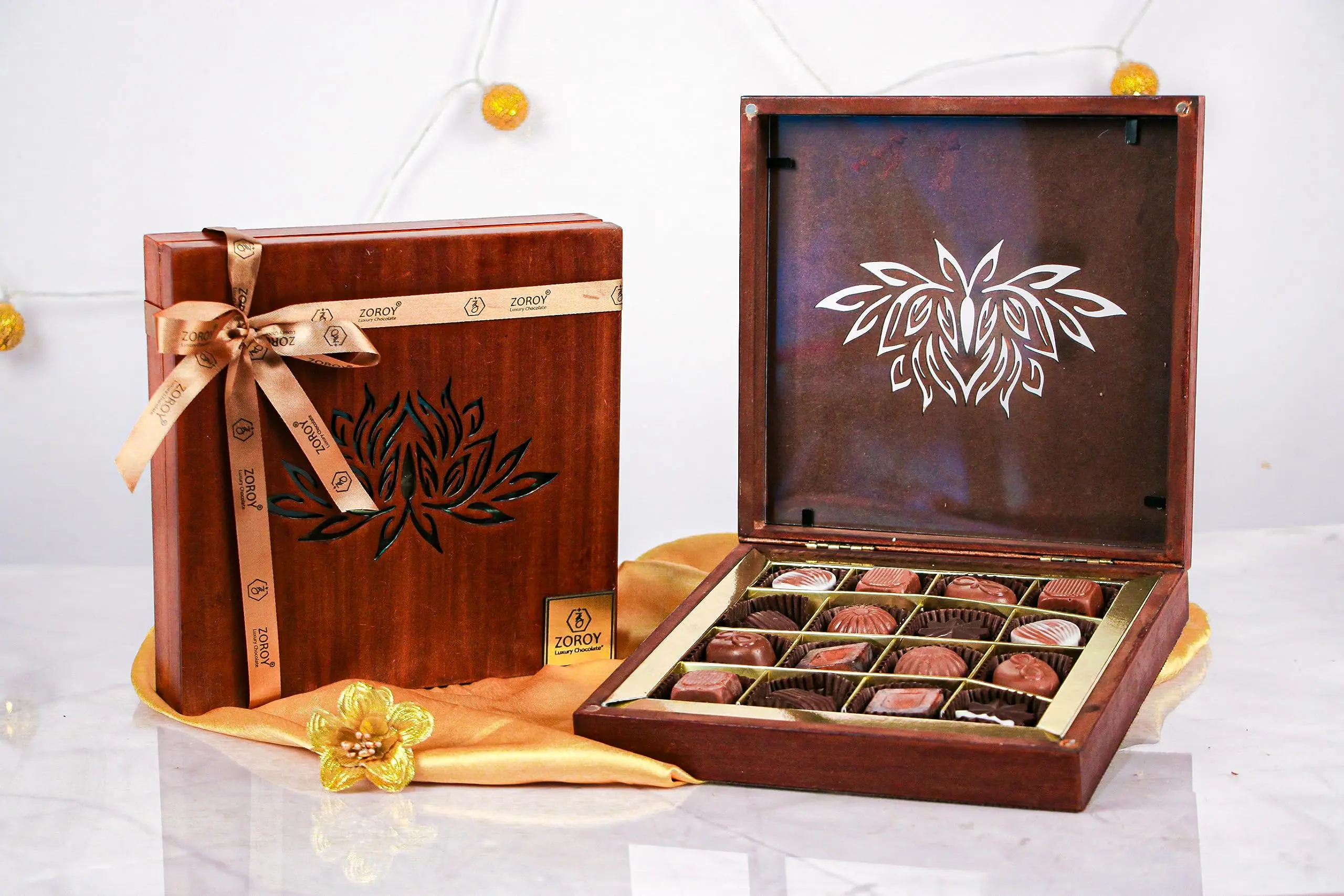 ebf0c6902f1f299f0bfb9b1d6676422e.webp ZOROY - LOTUS LASER WOOD BOX with16 chocolates Signature - MRP 1979 - Image 1